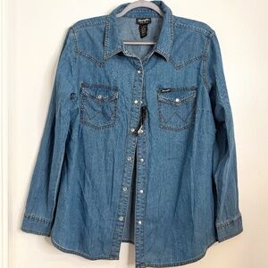 🤠  NWT - Wrangler Women’s Retro Western Snap Denim Shirt